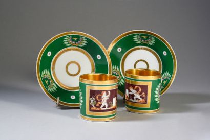 PAIRE DE TASSES À CAFÉ.
En porcelaine blanche,...