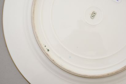 BELLE PAIRE D'ASSIETTES.
MANUFACTURE IMPÉRIALE,...