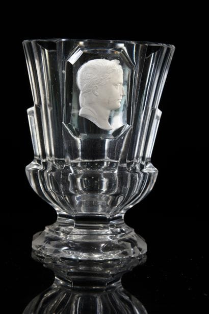 VERRE SUR PIED.
En cristal moulé et taillé,...