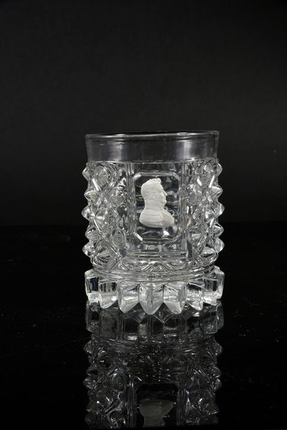 GOBELET EN CRISTAL. DE forme cylindrique,...
