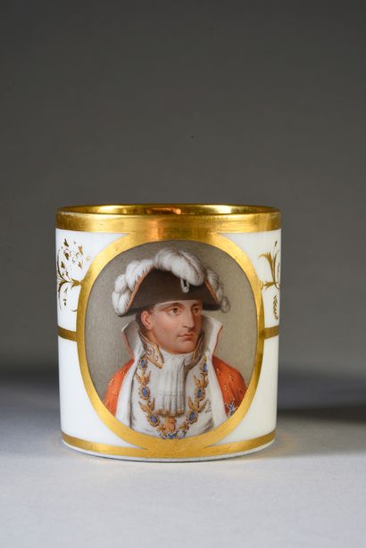 TASSE À CAFÉ.
En porcelaine blanche, conservée...