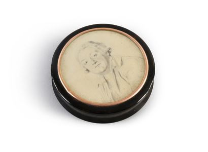 TABATIÈRE. DE forme ronde, en écaille noire,...