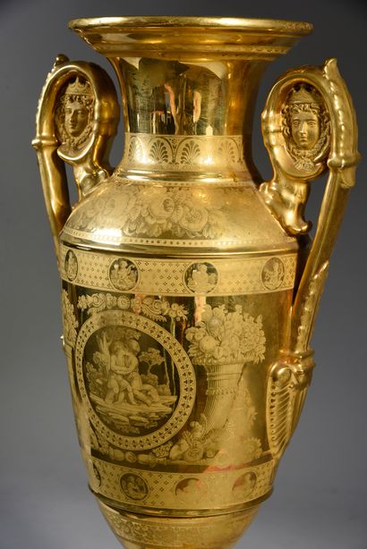 GRAND VASE.
PORCELAINE DE PARIS, XIXe SIÈCLE....