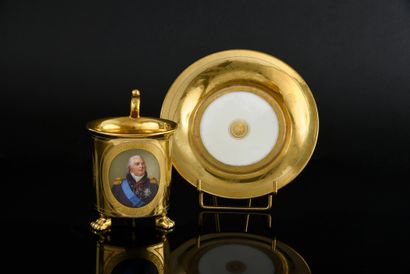 TASSE ET SA SOUCOUPE EN PORCELAINE, MANUFACTURE...
