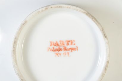TASSE À CAFÉ.
En porcelaine blanche, de forme...