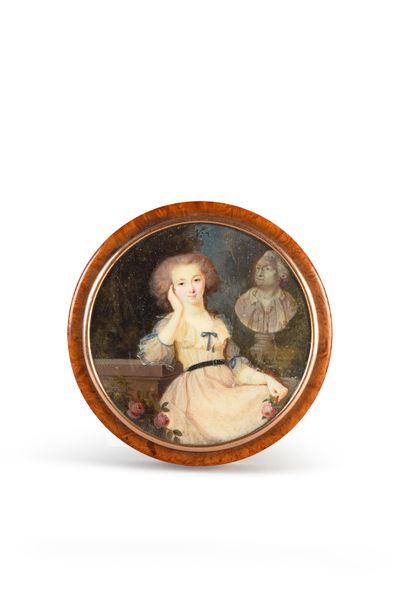 TABATIÈRE. DE forme ronde, en loupe de buis,...