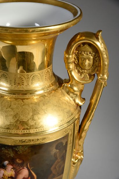 GRAND VASE.
PORCELAINE DE PARIS, XIXe SIÈCLE....