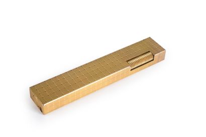 QUATRE BRIQUETS ANCIENS DUNHILL.
Ayant appartenu...