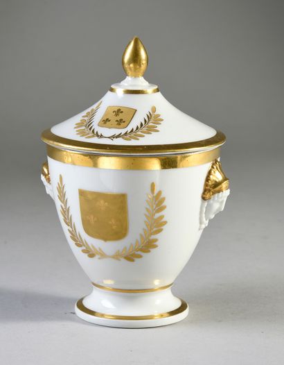 SUCRIER COUVERT.
PORCELAINE DE PARIS, XIXe...