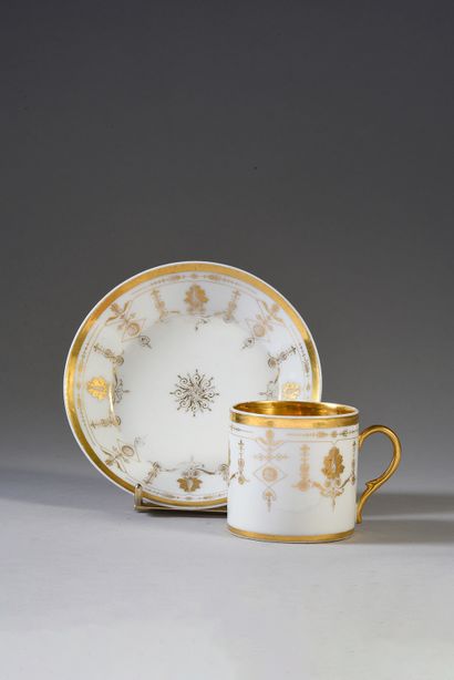 TASSE À CAFÉ.
En porcelaine blanche, de forme...