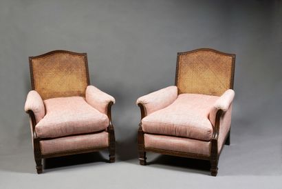 PAIRE DE GRANDS FAUTEUILS. DE forme rectangulaire,...