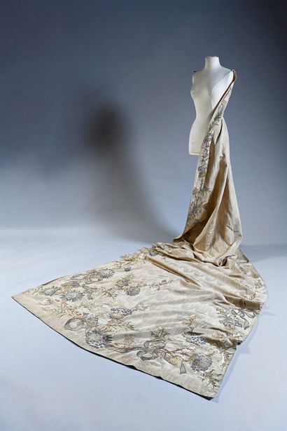 Important train of a grand soir dress, early...