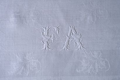 Important table service in linen damask,...