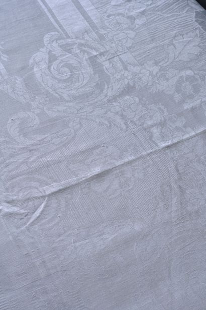 Table service with harvesters in linen damask,...