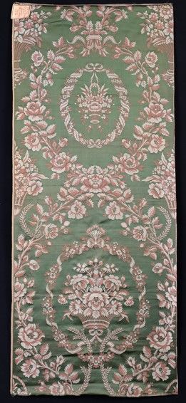 Four cups of presentation of silks of style,...