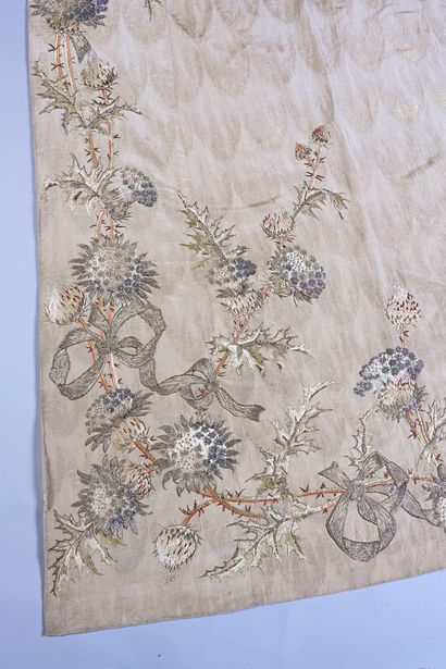 Important train of a grand soir dress, early...