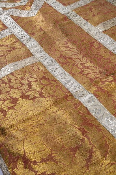 Complete liturgical ornament in brocade,...