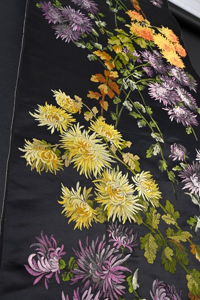 Superb lampas with chrysanthemums, manufacture...