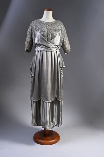 Evening gown, circa 1910, blousy bodice effect...