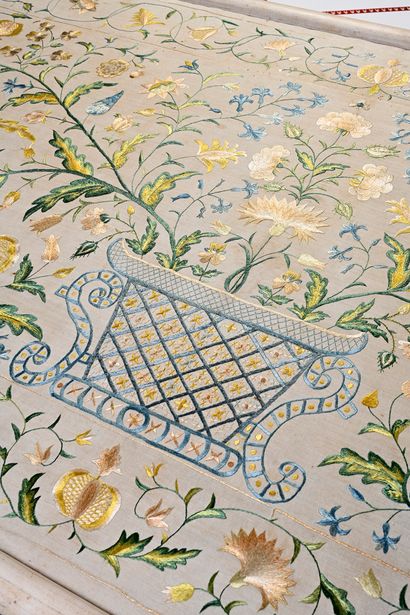 Important embroidered panel, middle of the...