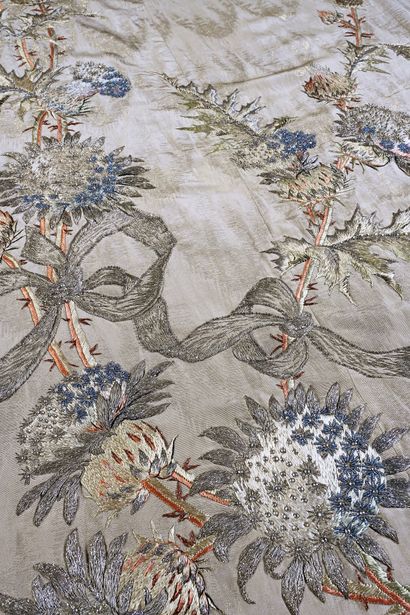 Important train of a grand soir dress, early...