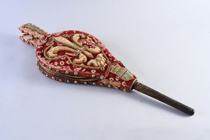 Spectacular bellows decorated with embroideries...