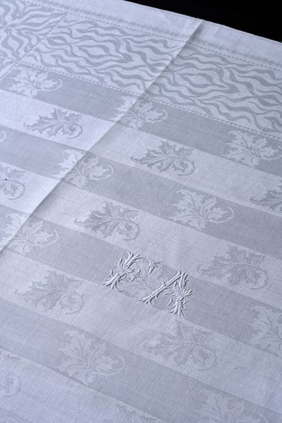 Important table service in linen damask,...