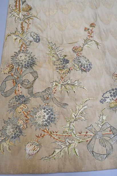 Important train of a grand soir dress, early...
