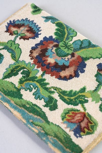 Gusseted pouch in sandblasted pearls, Regency...