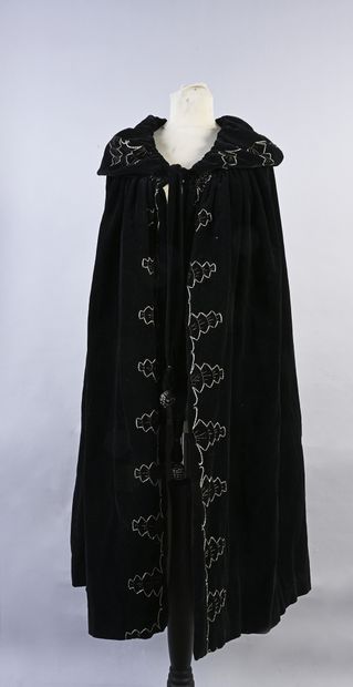 Evening cape, circa 1925, black cotton velvet...