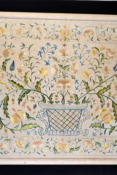 Important embroidered panel, middle of the...