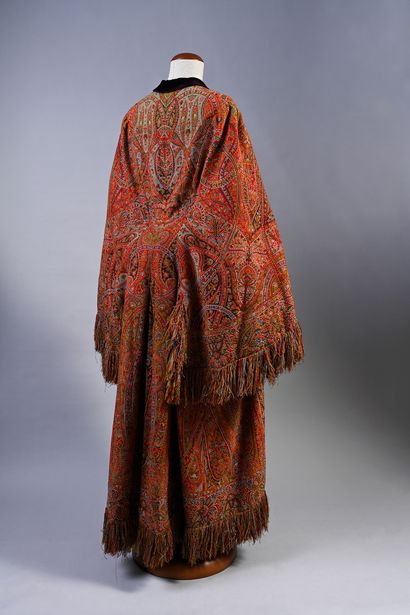 Elegant visit in a cashmere shawl, circa...