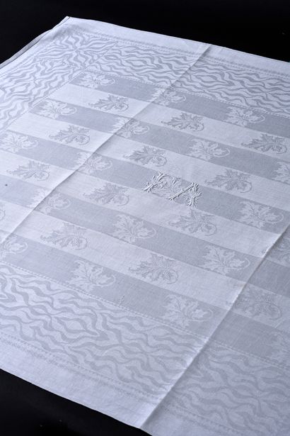 Important table service in linen damask,...