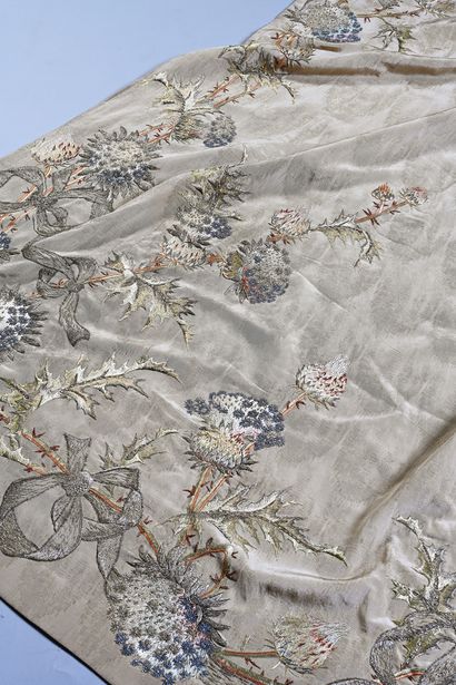 Important train of a grand soir dress, early...