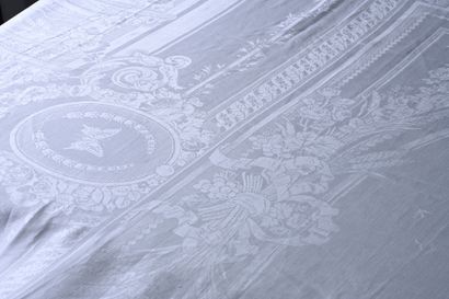 Table service with harvesters in linen damask,...