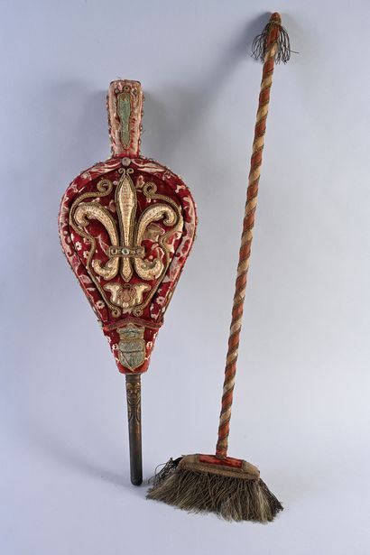 Spectacular bellows decorated with embroideries...