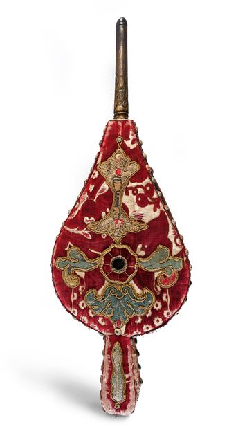 Spectacular bellows decorated with embroideries...