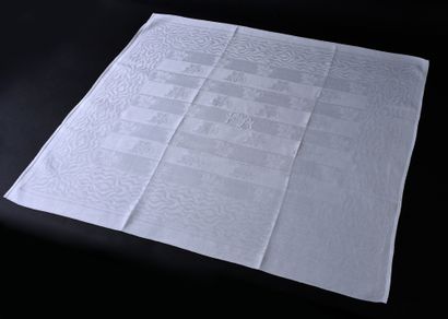 Important table service in linen damask,...