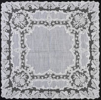 Rare mouchoir en Chantilly blanc aux fuseaux,...