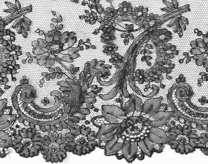 Long volant en dentelle de Chantilly, fuseaux,...