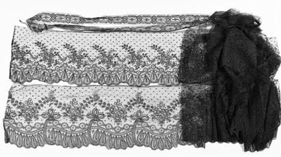 Parure de crinoline en dentelle de Chantilly,...