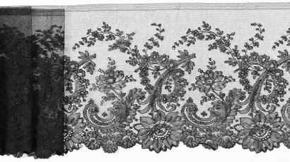 Long volant en dentelle de Chantilly, fuseaux,...