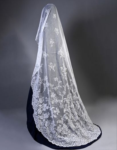 Voile de mariée en fine dentelle de Calais,...