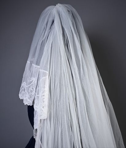 Un voile de mariée et deux diadèmes, milieu...