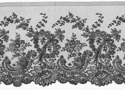 Long volant en dentelle de Chantilly, fuseaux,...