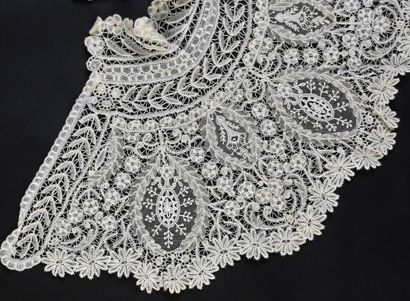 Quatre cols et deux manchettes en duchesse,...