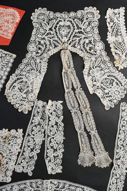 Accessoires du costume en dentelle duchesse...