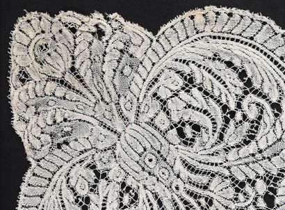 Très rare grand mouchoir en dentelle de Valenciennes,...