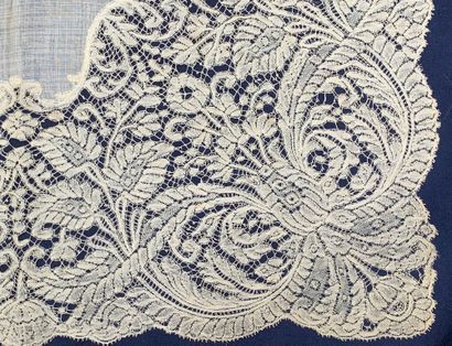 Très rare grand mouchoir en dentelle de Valenciennes,...