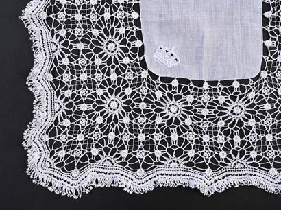 Grand mouchoir à encadrement au crochet,...